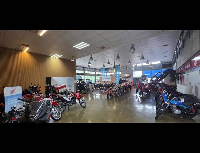 1,360M² SHOWROOM TO LET IN RIVERSIDE PARK